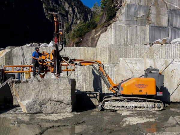 Baby Giraffa machine cutting stone